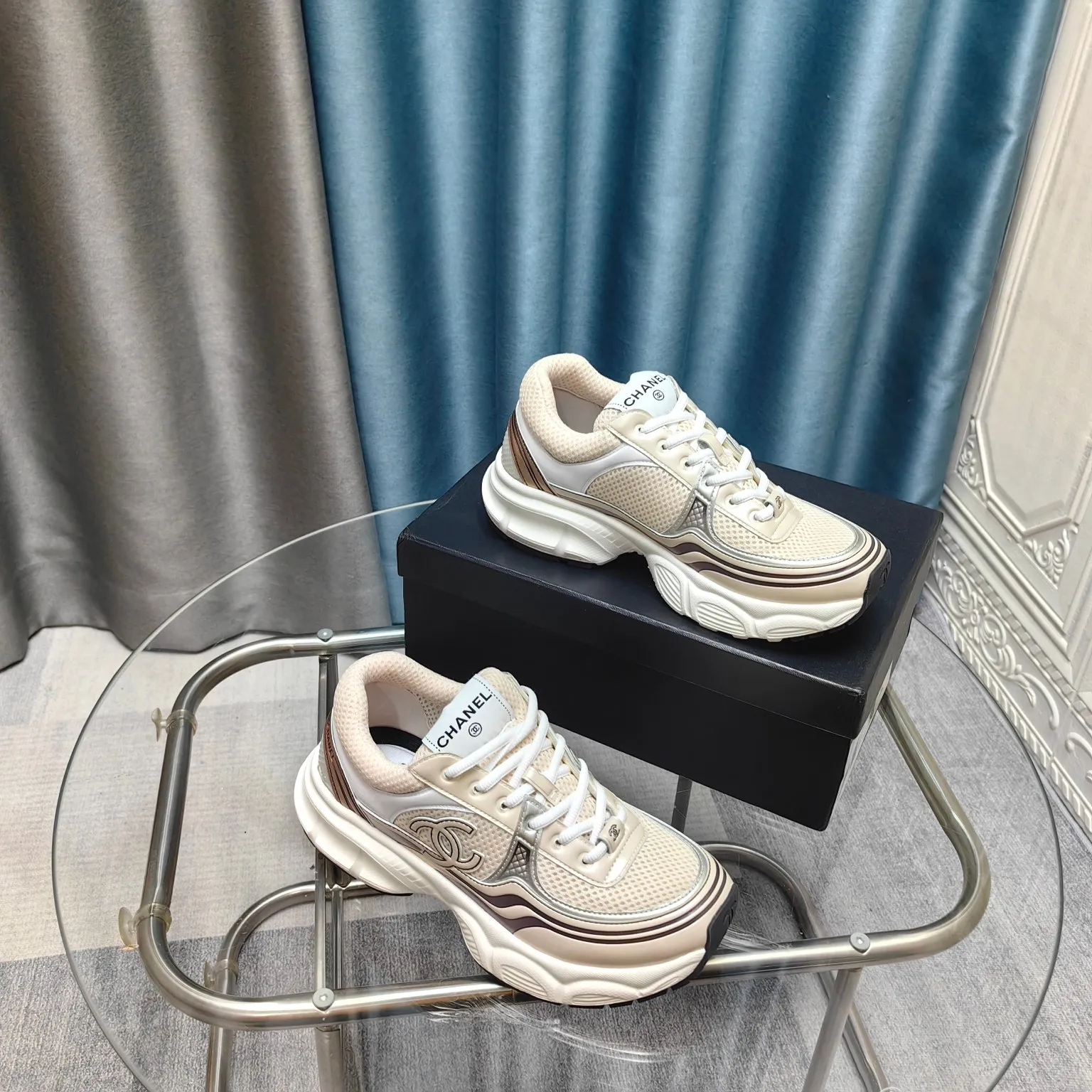 p680🐮🐮Chanel Chanel dad shoes, men and women couples - 2025 counter top casual sports shoes This classic design; the upper is electro-embroidered with a variety of techniques; the outsole is fashionable and sporty; it is unusual to incorporate a variety of color matching elements... The diversified mix and match is very beautiful and versatile, casual, fashionable, sports and outdoor can be taken into account... ꫛꫀꪝ Go➫ Material: ❶Upper is made of: Original imported first-layer silk cowhide + original waterproof cloth + original first-layer cowhide ❷Inner lining: original sheep lining + mesh ❸Outsole based on: original TPU combination outsole Special counter boutique packaging complete set for women 35–41
